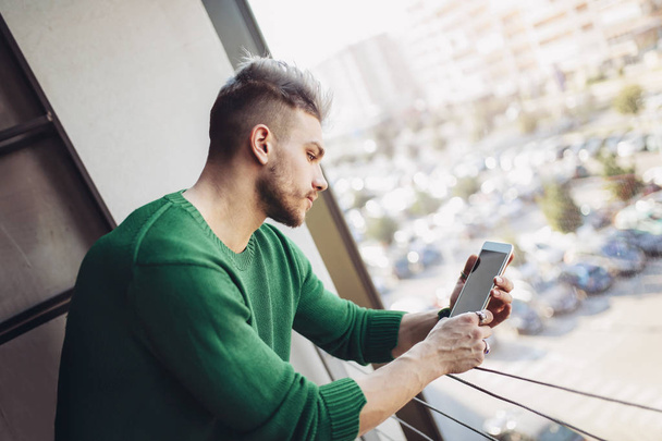 schöner junger Mann in lässiger Kleidung mit einem digitalen Tablet - Foto, Bild