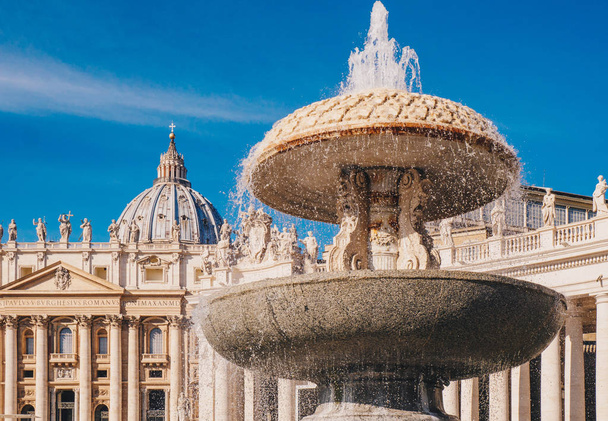 Saint Peter's Basilica and the fountain in front in Vatican, Rom - Zdjęcie, obraz