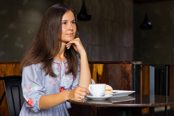 junge Frau frühstückt im Café - Foto, Bild