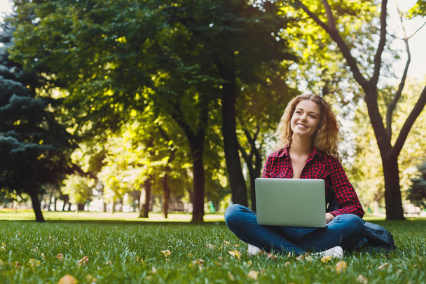 Piękna młoda kobieta za pomocą laptopa na świeżym powietrzu - Zdjęcie, obraz