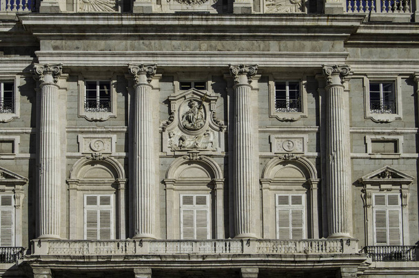 balkón královského paláce v Madridu. Španělsko / barokní styl balkón s třemi dveřmi a půlkruhový oblouk a čtyřmi kanelovanými sloupy, zábradlí a medailon s reliéfních figur. - Fotografie, Obrázek