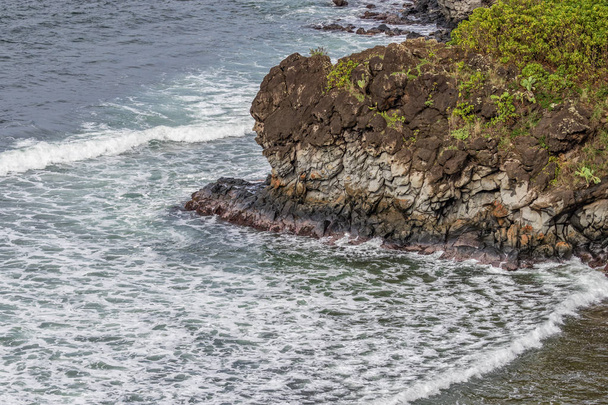 the scenic landscape of the north Maui coast - Фото, зображення