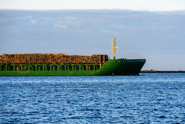 Вантажний корабель відпливає від порту
 - Фото, зображення