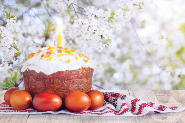 Easter cake and colored eggs on the background . - Photo, Image