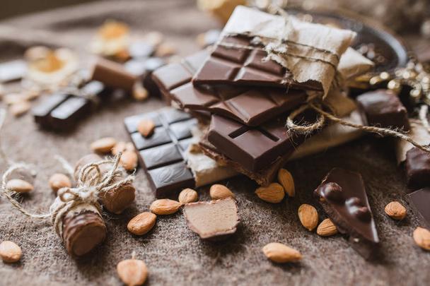 tatlı çikolata kahverengi zemin üzerinde vintage tarzı süslemeleri ile yakın çekim  - Fotoğraf, Görsel