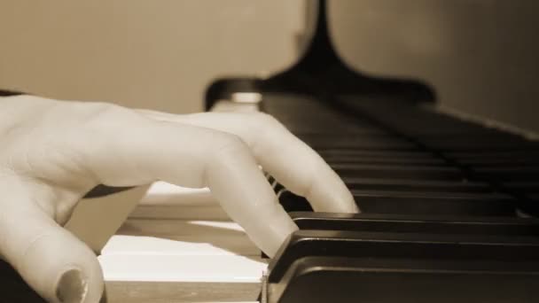 Primer plano de la mano tocando el piano
 - Metraje, vídeo