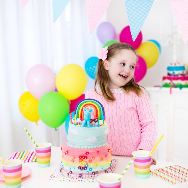 Kids birthday party with cake - Foto, imagen
