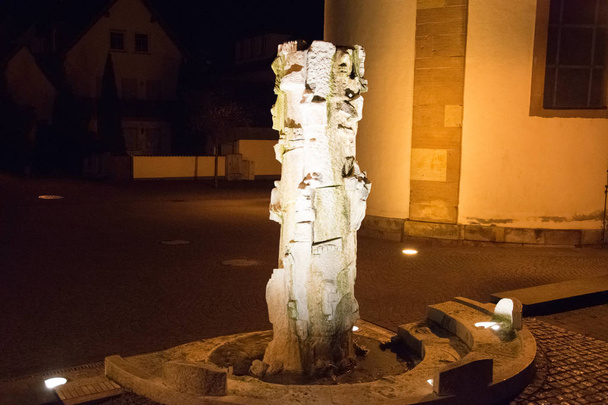 Fontána před kostelem v Sulzbach / Německo. Při odchodu do důchodu v lednu 2018 - Fotografie, Obrázek