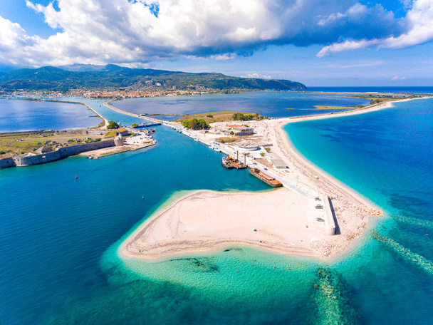 Vista panorâmica sobre a Ilha de Lefkada e entrada do porto na f
 - Foto, Imagem