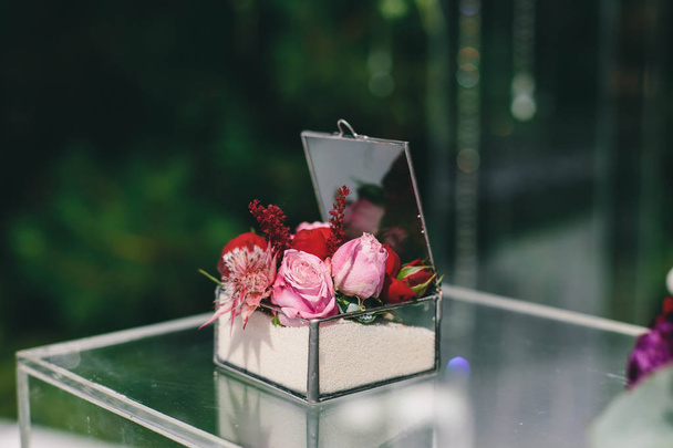 transparent box for rings with fresh flowers - Foto, afbeelding