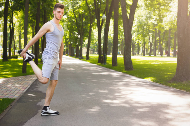 Fitness homem alongamento pernas ao ar livre
 - Foto, Imagem
