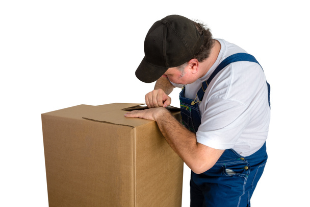 Рабочий мужчина, одетый в открывающую коробку
 - Фото, изображение