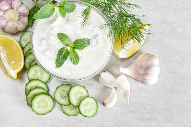 Tzatziki sauce ingredients Yoghurt cucumber garlic herbs food - Foto, Imagem