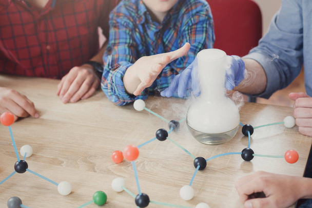 Дети проводят эксперименты с азотом в лаборатории
 - Фото, изображение