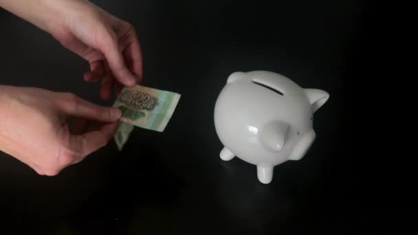 Bir 500 Rus ruble banknot bir kumbara koyarak kadın - Video, Çekim