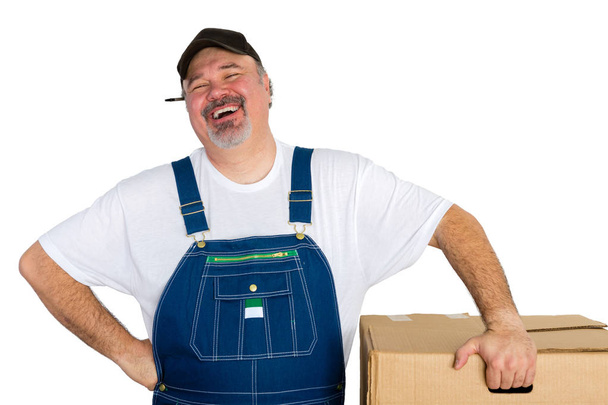Lachen levering man die door grote doos - Foto, afbeelding