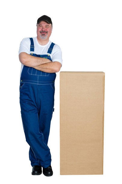 Obrero feliz parado junto a una gran caja de cartón
 - Foto, Imagen