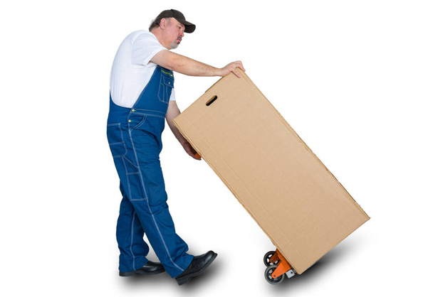 Livreur transportant une grande boîte en carton
 - Photo, image