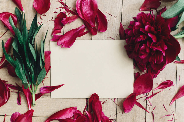 Květinový pozdrav card koncept, krásné červené pivoňky kytice a prázdné vizitky na dřevěné pozadí, pohled shora.  - Fotografie, Obrázek