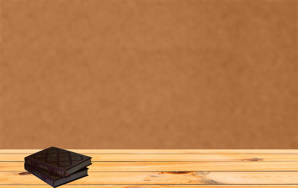 Книга на дерев'яному столі з помаранчевим тлом
 - Фото, зображення