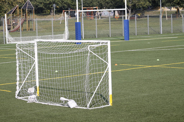 A view of a net on a vacant soccer pitch - Fotografie, Obrázek