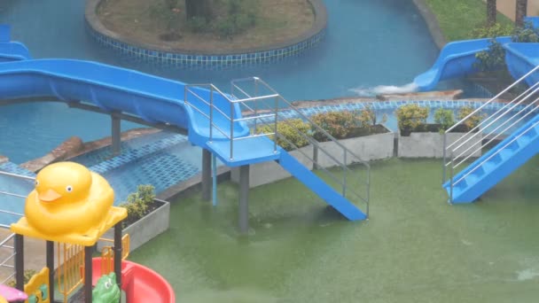 Kinder-Wasserrutschen und Mini-Wasserpark im Hotel regnet es feucht herunter - Filmmaterial, Video