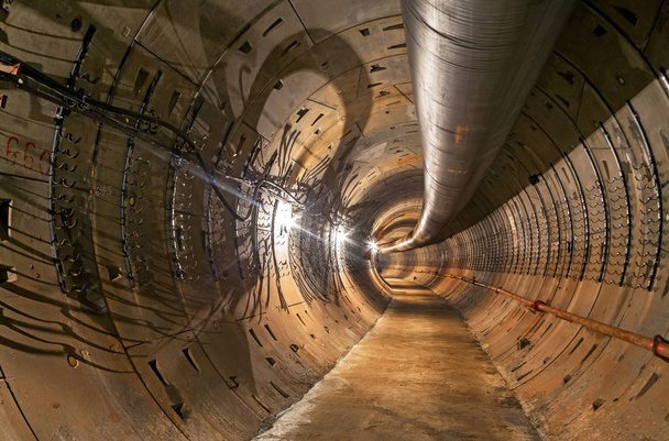 Túnel do metro vazio em construção. Grande tubo de ventilação temporária sob o teto
. - Foto, Imagem