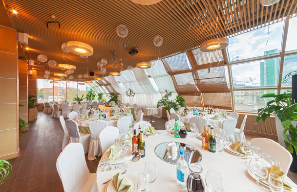 Moskou - augustus 2014: Interieur van een luxe disco bar-restaurant met feestzaal en cafetaria - "Brownbar". Banketzaal voorbereid en ingericht voor de bruiloft - Foto, afbeelding