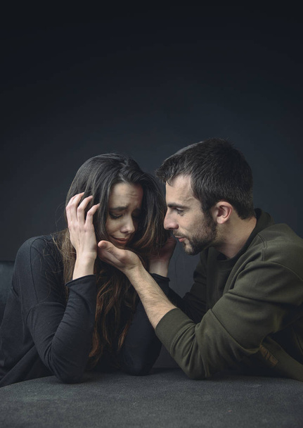 Attentive man comforting his girlfriend - Foto, Imagem