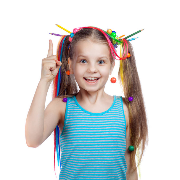 Portret van een grappig meisje met kleurrijke strengen in het haar. . meisje houdt de wijsvinger opgewekt. Idee. Het concept van creativiteit - Foto, afbeelding