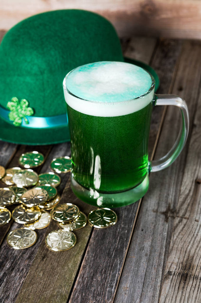 Святого Патріка s кухоль зеленим пивом з кумедними прикраса - Фото, зображення