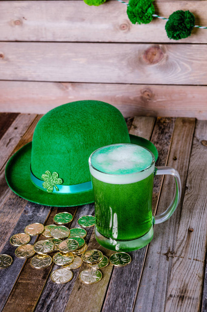 St. Patrick-s bögre zöld sör szórakoztató dekoráció - Fotó, kép