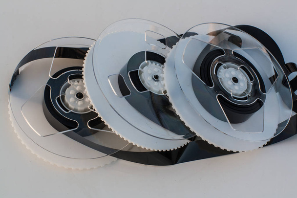 Beyaz backgro Tarih kutuları üzerinden kaç Vhs video bobinleri demonte - Fotoğraf, Görsel