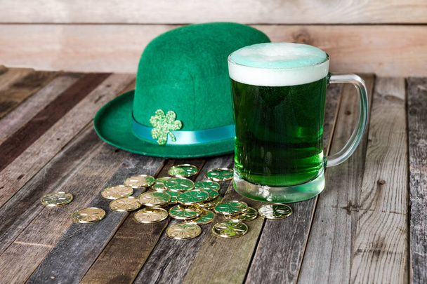 Taza de cerveza verde con decoración divertida de St. Patrick jalá
 - Foto, imagen