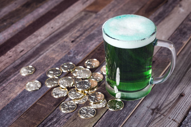 St. Patrick s mok van groene bier gouden munten - Foto, afbeelding
