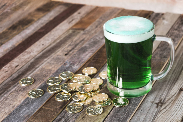 Taza de cerveza verde de San Patricio jalá monedas de oro
 - Foto, imagen