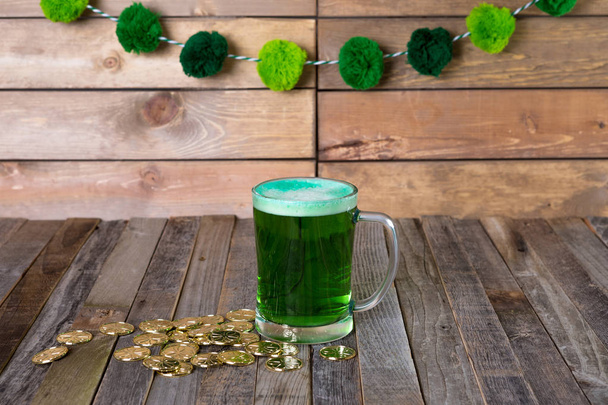 St. Patrick s hrnek zelený pivo zlatá mince - Fotografie, Obrázek