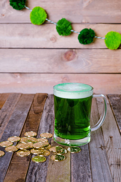 St. Patrick s kubek zielone piwo złote monety - Zdjęcie, obraz