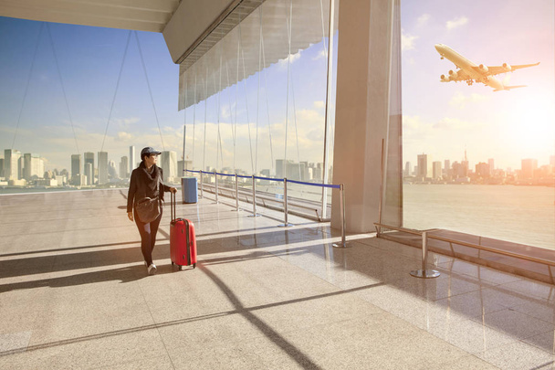mulher viajante com pertença bagagem andando em aeroporto termin
 - Foto, Imagem