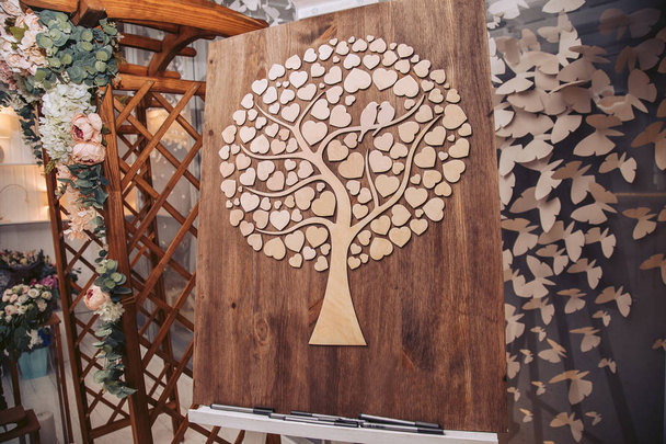 Wooden canvas with decorative elements. Deveraux in the shape of a heart at a wedding ceremony - Foto, Imagem