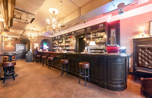 MOSCÚ - AGOSTO 2014: Interior de un pequeño bar "Klava". mostrador de barra de madera negro grande en estilo clásico
 - Foto, imagen