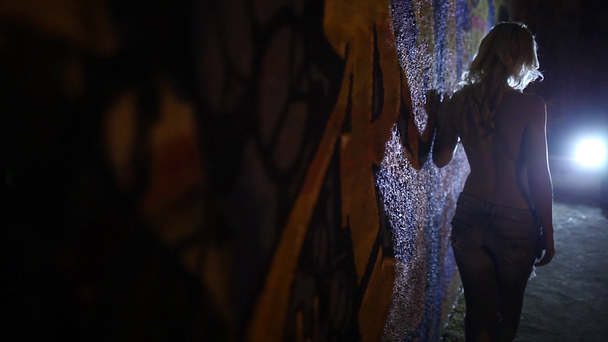 Girl and graffiti wall, up close - Felvétel, videó