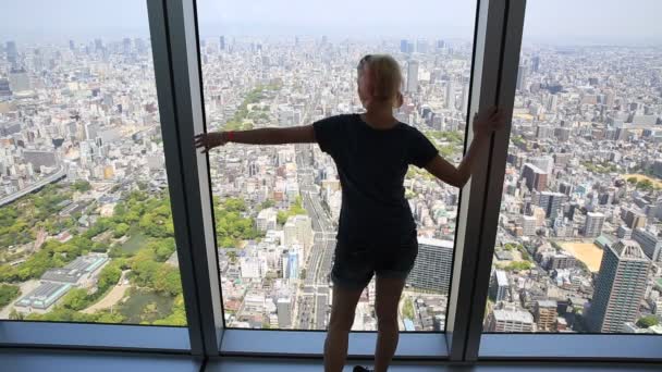 Osaka skyline Kobieta - Materiał filmowy, wideo