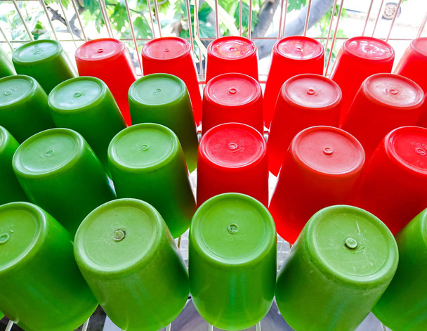Červené a zelené plastové pohár - Fotografie, Obrázek