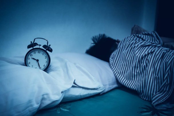 asiatico ragazzo dormire su letto antico nero sveglia vicino da
.  - Foto, immagini