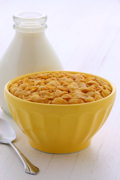 Flocos de milho saudável café da manhã
  - Foto, Imagem
