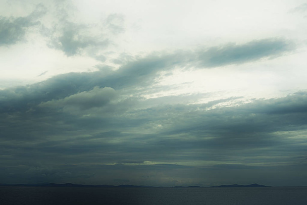 natuurlijke achtergrond met de lucht bij bewolkt weer. Plaats voor tekst - Foto, afbeelding