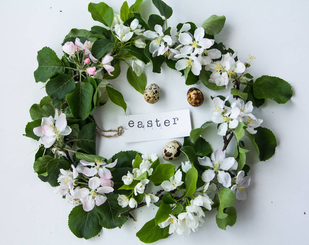 Easter eggs, quail eggs, flowers - Valokuva, kuva