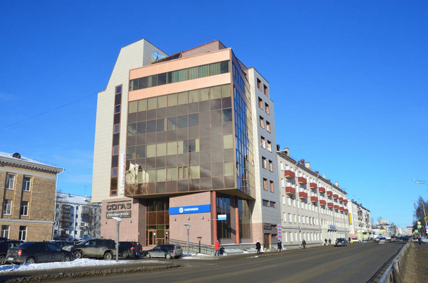 Arkhangelsk, Rússia, 20 de fevereiro de 2018. Carros perto da entrada para o edifício de "Gazprombank" e grupo de seguros "SOGAZ" em Troitsky Prospect em Arkhangelsk
 - Foto, Imagem