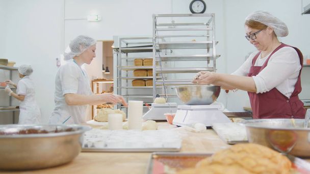 The employees women of the bakery work - Foto, Imagen
